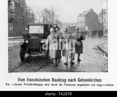 Durante l'occupazione della Ruhr, il francese che occupa i soldati sequestrati, tra le altre cose, le automobili di proprietà di tedeschi. Qui un'autovettura è stata arrestata e confiscati. Foto Stock