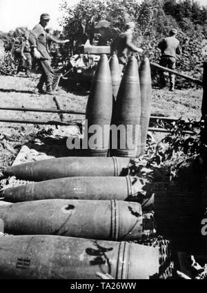 La Wehrmacht ha preso posizione con una pistola dietro i cespugli e rami dei Carpazi. In primo piano il corrispondente munizioni pronto. Foto di Propaganda Company (PK): corrispondente di guerra Schlegel-Breg. Foto Stock