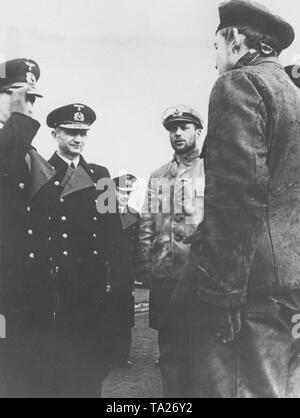 Il Grand Ammiraglio Raeder e il comandante dei sottomarini Doenitz (da sinistra) salutare un sommergibile tedesco sul suo ritorno alla base dopo una pattuglia di combattimento contro il nemico. Foto Stock