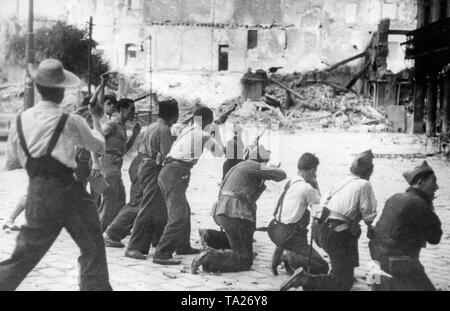 Foto di un gruppo di combattenti repubblicana durante l'assedio di Alcazar di Toledo in estate di 1936. I soldati armati indossare abiti civili o uniformi. Foto Stock
