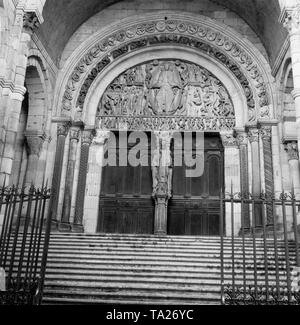 Il timpano del portale centrale della cattedrale di San Lazare di Autun rappresenta il Giudizio Universale. Si tratta di uno dei più famosi europei sculture romaniche. È stato creato e firmato dall'artista Gislebertus nel 1130. Al centro vi è il Cristo in una mandorla come in trono giudice del mondo, al di sotto di lui il dannato. Foto Stock