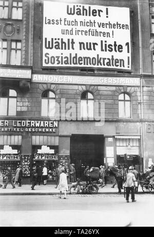 Prima delle elezioni del Reichstag nel 1932, il DOCUP si è battuto per le votazioni con un poster grande sulla facciata di una casa. In essa si legge: "Gli elettori, non essere tentati e ingannati, votare solo elenco 1, i socialdemocratici!' Foto Stock