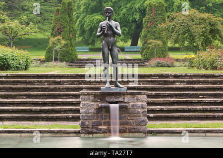 Il Flautista (Flûtiste adolescente) da Henri König - Il Giardino delle Rose - Parc La Grange - Ginevra Foto Stock