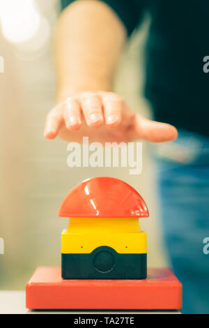 Lavoratore ha per premere il pulsante di arresto di emergenza veloce. Foto Stock