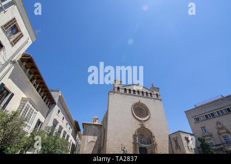 PALMA DI MALLORCA, Spagna - 20 Maggio 2019: Basilica Sant Francesc fiancheggiata da edifici residenziali il 20 maggio 2019 in Palma di Mallorca, Spagna. Foto Stock