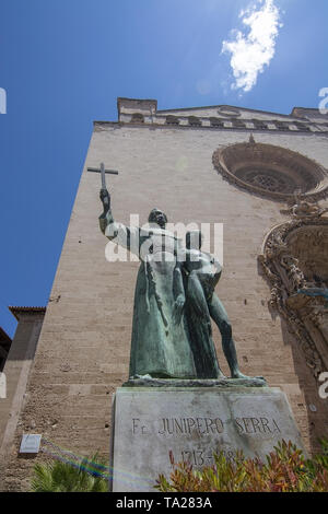 PALMA DI MALLORCA, Spagna - 20 Maggio 2019: scultura Juniper Serra fuori Basilica Sant Francesc il 20 maggio 2019 in Palma di Mallorca, Spagna. Foto Stock