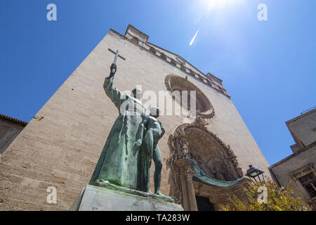 PALMA DI MALLORCA, Spagna - 20 Maggio 2019: scultura Juniper Serra fuori Basilica Sant Francesc il 20 maggio 2019 in Palma di Mallorca, Spagna. Foto Stock