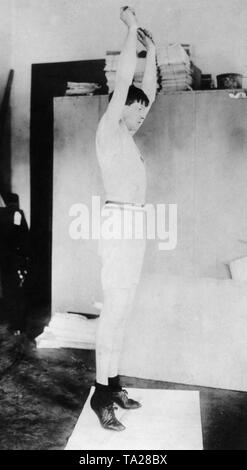 Ray Ewry durante esercizi di formazione nella sua camera di albergo durante i Giochi olimpici di Londra, 1908 Foto Stock