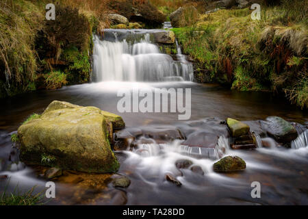 UK,Derbyshire,Peak District,Grindsbrook Clough cascate Foto Stock