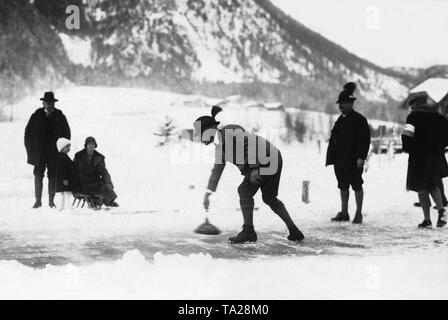 Il principe ereditario Rupprecht di Baviera curling su un lago ghiacciato. Foto Stock