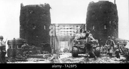 Gli americani che attraversa il Ludendorff Ponte sul Reno a Remagen Foto Stock