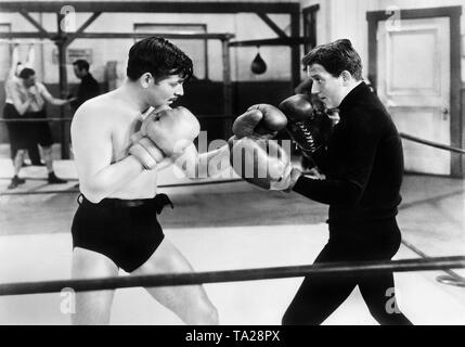 Attori americani Clark Gable (sinistra) e Spencer Tracy (destra) casella contro l'altra. Immagine non datata. Foto Stock