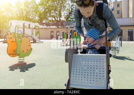 La madre e il bambino in bambini playgorund Foto Stock