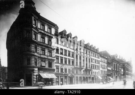 Vista del department store Oberpollinger in Neuhauser Street a Monaco di Baviera, in Germania, circa 1900 Foto Stock