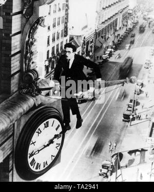 Harold Lloyd in una scena del film di Hollywood "sicurezza ultimo!" diretto da Fred C. Newmeyer e Sam Taylor (USA 1923). (Thames Television) Foto Stock