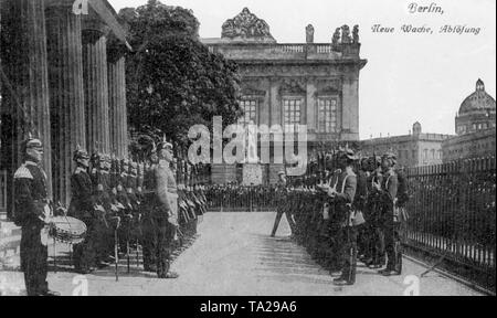 Cambio della guardia al Neue Wache di Berlino. Fu costruita tra il 1816-18 secondo i piani da Karl Friedrich Schinkel come un memoriale ai caduti delle guerre napoleoniche. Foto Stock