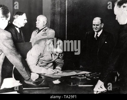 Adolf Hitler ha firmato l'accordo sul trasferimento dei Sudeti al Reich tedesco alla fine della conferenza di Monaco. La foto mostra: il Primo Ministro inglese Neville Chamberlain, Italiano Duce Benito Mussolini, Adolf Hitler, il Primo ministro francese Edouard Daladier e il Ministro degli esteri tedesco Joachim von Ribbentrop. Foto Stock