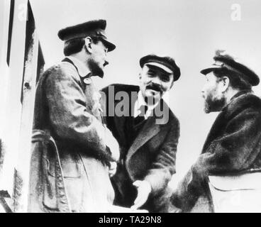 Da sinistra: Leon Trotsky, Vladimir Ilyich Lenin e Lev Kamenev in conversazione durante il Congresso di Petrograd, che ha portato alla formazione della Terza Internazionale comunista (Comintern). Foto Stock