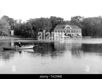 Il lago Kleinhesseloher nel Giardino Inglese di Monaco di Baviera con la nuova costruzione Seehaus prima del 1914. Foto Stock