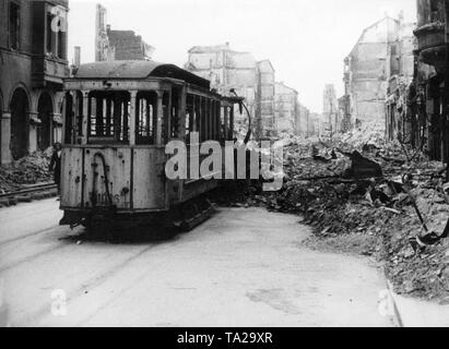 Un bruciato il tram e macerie nella Augusten strada dopo la Seconda Guerra Mondiale a Monaco di Baviera, Germania, 1945 Foto Stock