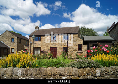 UK,Derbyshire,Peak District,Hathersage,case di pietra Foto Stock