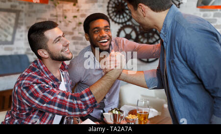 I vecchi amici riunione. Si accoppia soddisfare In beer pub Foto Stock