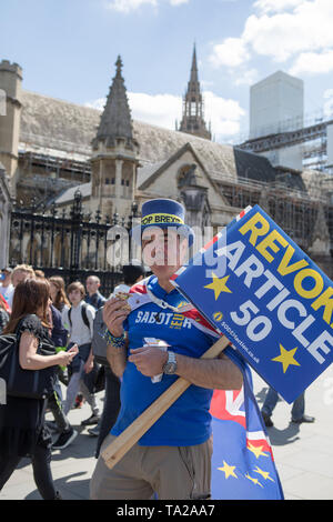 Londra, Regno Unito. Il 21 maggio 2019. Pro-remainer Steve Bray di SODEM al di fuori della casa del Parlamento, Westminster. Theresa Maggio prepara un quarto tentativo di vincere l'approvazione per il suo ritiro Brexit accordo. Foto Stock