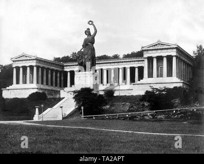 La statua della Baviera e il Ruhmeshalle (Hall of Fame) di Monaco di Baviera. Foto Stock