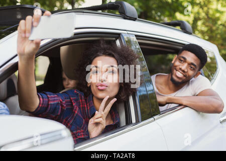 Amici godendo di viaggiare in auto. Foto Stock