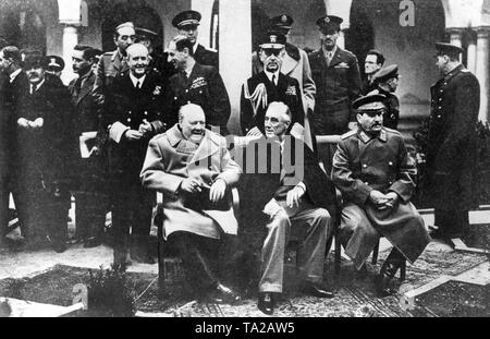 Prima fila L-R: Winston Churchill, Franklin D. Roosevelt, Joseph Stalin, seconda riga L-R: Anthony Eden, Vyacheslav Molotov, Sir Alan Cunningham, mostrato anche: il generale Sir Ismay Hastings, Fleet Admiral E.J. Re, Conferenza di Yalta, 4th-11th febbraio 1945, Konferenz von Jalta: Winston Churchill, Franklin D. Roosevelt, Josef Stalin, 1945, Foto Stock