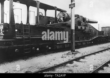 Una pistola ferroviaria che cadde nelle mani delle truppe tedesche in corrispondenza di una stazione. Foto: Kliem Foto Stock