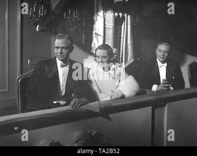 Gustav Froehlich come avvocato Dr. Leuttern (sinistra), Lida Baarova come sua moglie Irene e Harald Paulsen come MacNorris "nell'ora della tentazione", diretto da Paul Wegener. Foto Stock