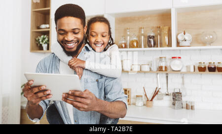 Padre e figlia utilizzando tablet Foto Stock