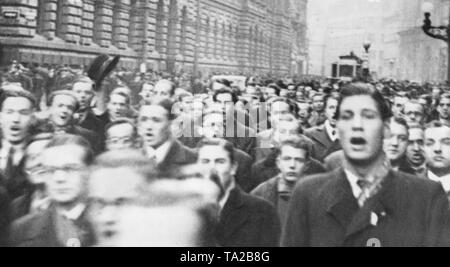 Gli studenti del tedesco Charles-Ferdinand University e l'Università Carlo a Praga stanno discutendo di insegne medievale. Vi sono stati scontri tra il tedesco e il ceco gli studenti di fronte al Teatro Nazionale di Praga. Foto Stock