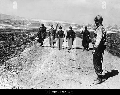 Soldati della Wehrmacht arrendersi alla American 36th divisione di fanteria, 1945 Foto Stock