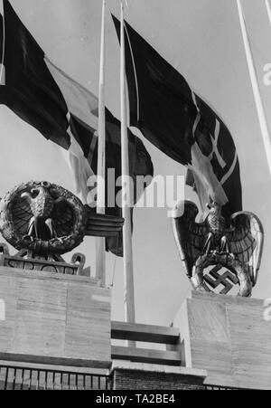 Foto non datata di un aquila fascista come simbolo per Mussolini l'Italia, e un'aquila imperiale con una croce uncinata che sta per la Germania Nazionalsocialista. Foto Stock