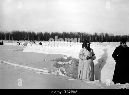 In una radura prima di Mosca nella zona del Gruppo di Armate Centro, soldati tedeschi costruire una posizione con la neve. Presumibilmente, esso serve come una difesa provvisorie durante il ritiro per l'occidente. (PK foto: corrispondente di guerra Dehl). Foto Stock