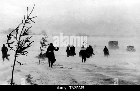 Un tedesco di colonna di trasporto su strada per un villaggio a ovest di Mosca. La Wehrmacht deve mantenere il ritiro dopo aver perso la battaglia di Mosca, in parte a causa della scarsa attrezzatura. (PK-foto). Foto Stock