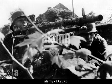 Un Mg-34 sul carrello della pistola garantisce la città di Hasselt che era stato appena assunto dai tedeschi, durante l'avanzamento in Belgio. Foto Stock