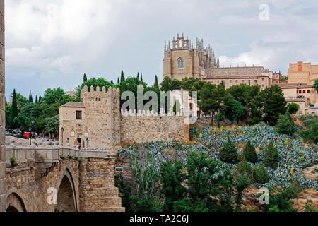 San Martin's Bridge, originale 13 secolo, antica città murata medievale;; pietra torre di fortificazione, paesaggio, sito UNESCO; Europa; Toledo; Spagna; la molla; Foto Stock