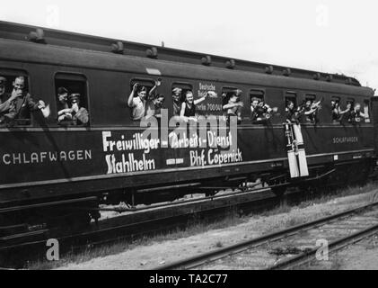 Vista di un gruppo di volontari della Stahlhelm su un trasporto di personale della Deutsche Reichsbahn (ferroviaria nazionale tedesca) con un vagone letto e cucina, che è parcheggiato a Berlino stazione merci Koepenick. Sulla destra, ex imperial bandiera di guerra del Deutsches Kaiserreich (Impero Tedesco). Foto Stock