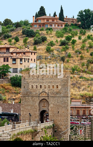 San Martin's Bridge, originale 13 secolo, città murata medievale;; sito UNESCO; hillside, case al di là, contrasto vecchia, nuova, Europa; Toledo; Spagna; primavera Foto Stock