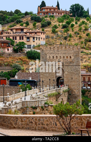 San Martin's Bridge, originale 13 secolo, città murata medievale;; sito UNESCO; hillside, case al di là, contrasto vecchia, nuova, Europa; Toledo; Spagna; primavera Foto Stock