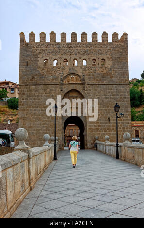 San Martin's Bridge, originale 13 secolo, fortificazione in pietra torre, lasciando antica città murata medievale;; Donna che cammina, sito UNESCO; Europa; Toledo; SP Foto Stock