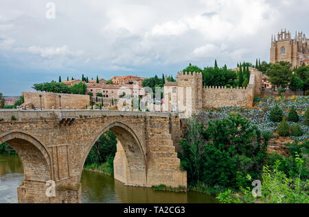 San Martin's Bridge, originale 13 secolo, il fiume Tago, antica città murata medievale;; paesaggio, sito UNESCO; Europa; Toledo; Spagna; la molla; orizzontale Foto Stock