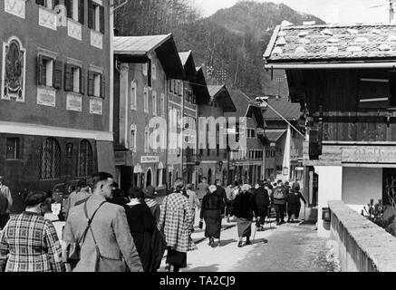 Villeggianti dell'organizzazione nazista "Kraft durch Freude' ('Sforzo attraverso Gioia") da Berlino a piedi attraverso il centro di Berchtesgaden. A destra, una latteria. Foto Stock