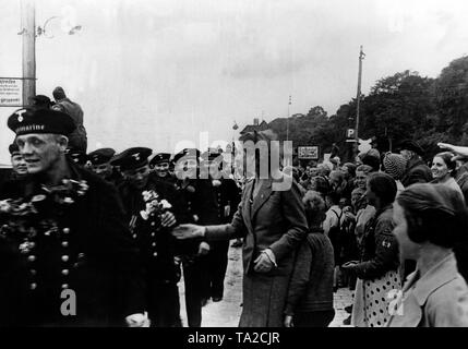 Persone salutare i soldati che hanno combattuto nella battaglia di Narvik, dopo il loro arrivo al porto. Foto Stock