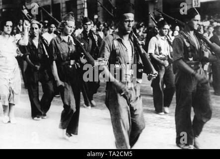 Foto di un gruppo di volontari giovani miliziani repubblicani del Largo Caballero battaglione dell'Unione General de Trabajadores (UGT) appena prima della loro partenza per il fronte di Madrid nel mese di settembre, 1936. Le donne e gli uomini sono armati con Gewehr 98 fucili e usura uniformi o tute. Foto Stock