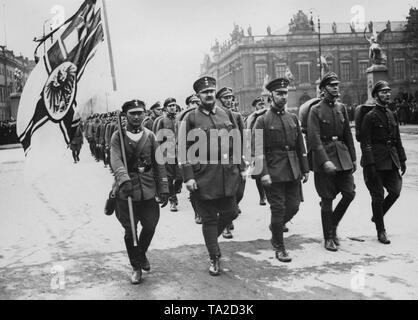 25.000 uomini di 'Stahlhelm, Bund der Frontsoldaten' che stanno marciando a Schlossplatz dal Siegessaeule (Colonna della Vittoria) il giorno delle elezioni del Reichstag a Berlino. Nella foto, la prima fila sulla sinistra la principessa Eitel Friedrich e il Principe Oskar di Prussia. In background, il Palazzo e il Ponte Zeughaus (vecchio Arsenale). Foto Stock