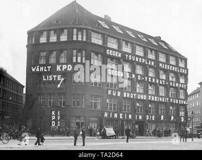 Il Karl Liebknecht casa era la sede del Partito comunista e il giornale del partito "Die Rote Fahne" di Berlino. Sulla facciata della casa è lo slogan: "Contro la giovane pianta della miseria di massa (E IL FASCISMO) contro il tradimento del DOCUP - lotte (con il KPD) per il pane e la libertà, per Sovj et (Germania) nella KPD'. Foto Stock